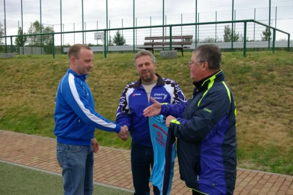 Trikotübergabe an 2. Mannschaft